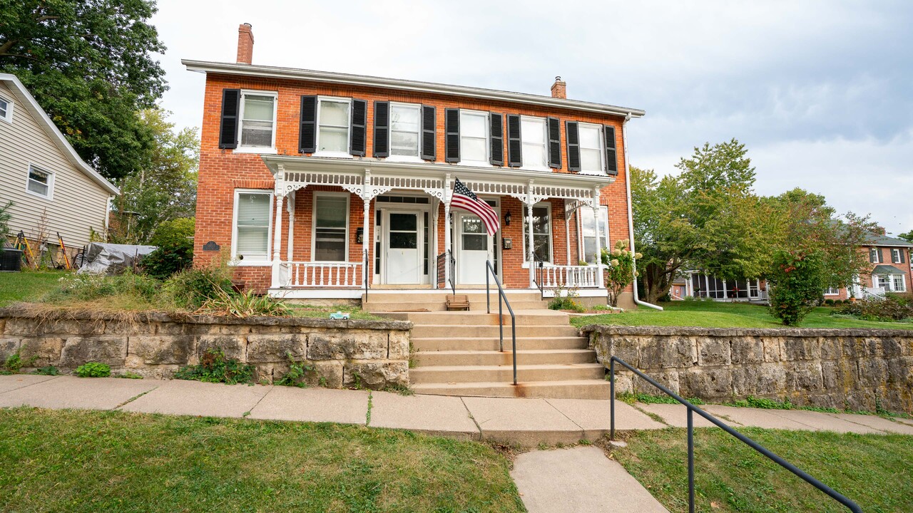 210 S High St in Galena, IL - Foto de edificio