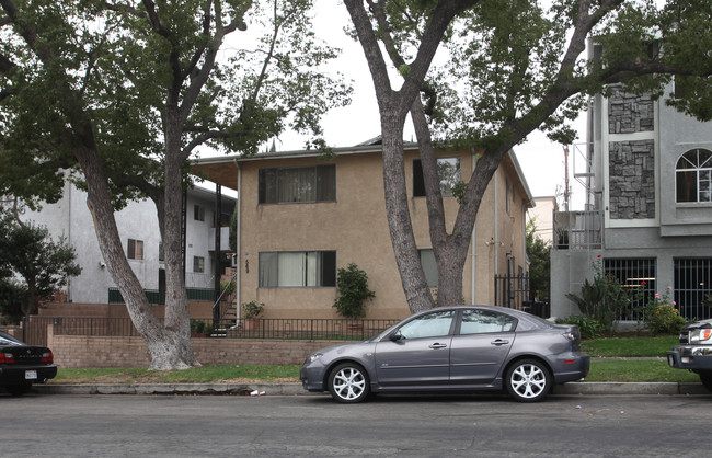 569 E Orange Grove Ave in Burbank, CA - Building Photo - Building Photo