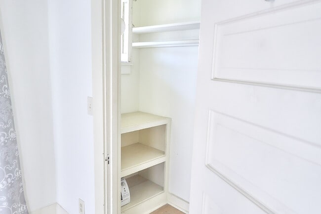 2209 W 12th St, Unit Apt A in Los Angeles, CA - Building Photo - Building Photo
