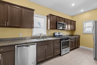 329 Washington St, Unit 2 in Somerville, MA - Foto de edificio - Building Photo