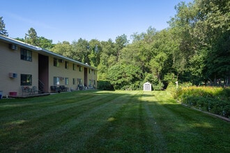 Rolling Pines Apartments in Richland, MI - Foto de edificio - Building Photo