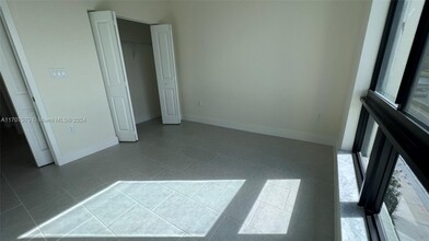 8167 NW 41st St, Unit E-307 in Doral, FL - Building Photo - Building Photo
