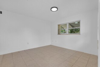 2435 Plunkett St in Hollywood, FL - Building Photo - Building Photo