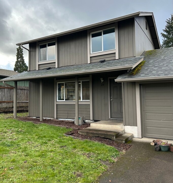 214 S 71st St in Springfield, OR - Building Photo