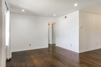 1516 Sheffield Rd in The Village, OK - Building Photo - Building Photo