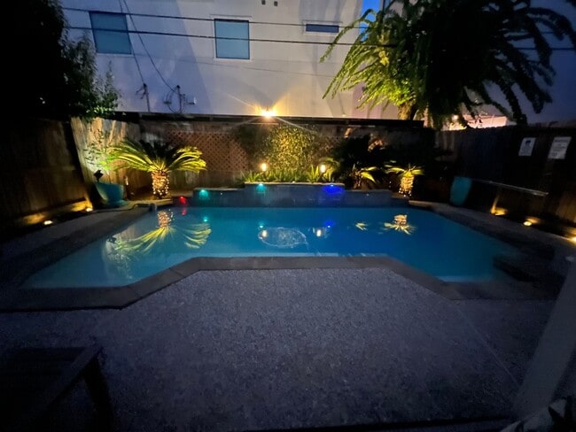 5457 Fairdale Ln in Houston, TX - Building Photo - Building Photo