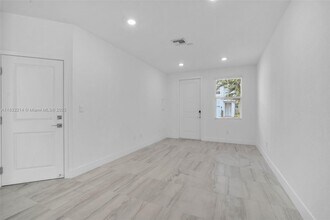 142 SW 171st Way in Pembroke Pines, FL - Building Photo - Building Photo