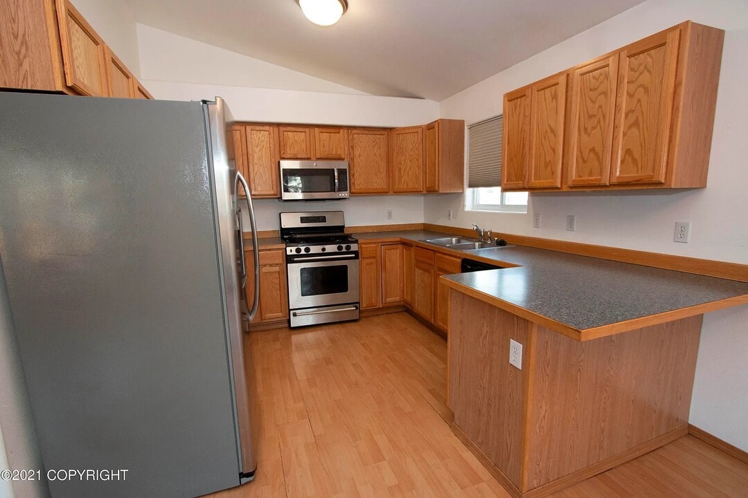 8132 E 6th Ave in Anchorage, AK - Building Photo