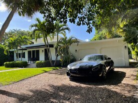 705 SE Atlantic Dr in Lantana, FL - Building Photo