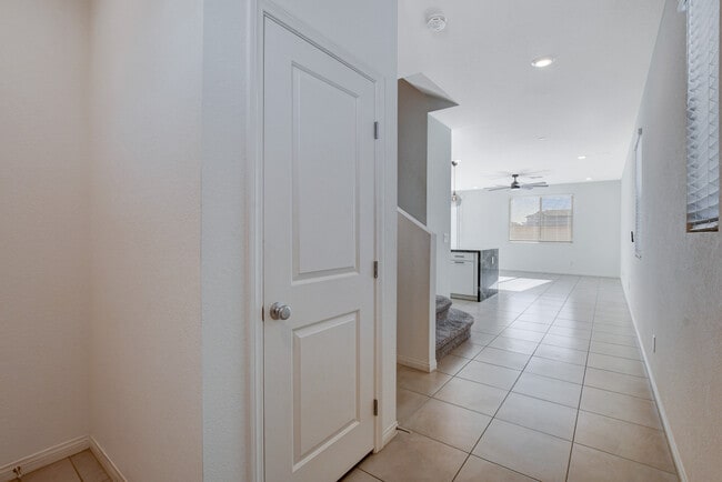 8439 Vacarez Dr in Las Vegas, NV - Building Photo - Building Photo