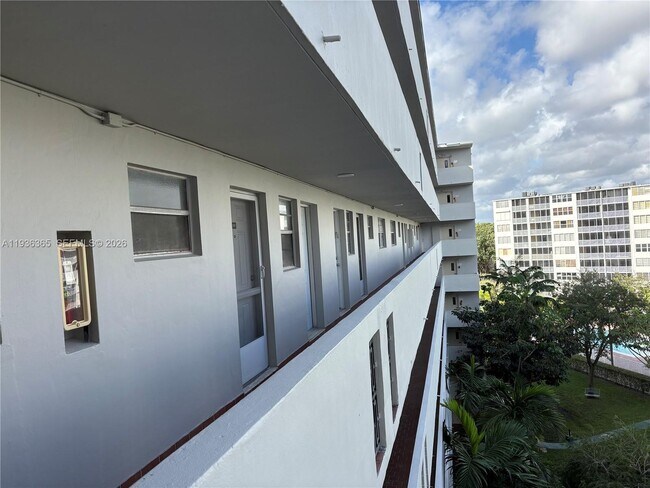 1750 NE 191st St in North Miami Beach, FL - Building Photo - Building Photo