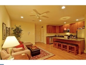6 S Strawberry St, Unit 3 in Philadelphia, PA - Foto de edificio - Building Photo