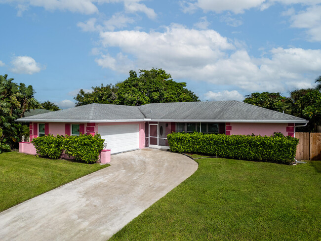 2518 Canterbury Dr N in Riviera Beach, FL - Building Photo - Building Photo