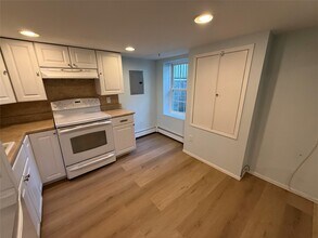 273 Robinson Ave in East Patchogue, NY - Building Photo - Building Photo