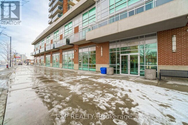 215 Queen St E in Brampton, ON - Building Photo - Building Photo