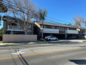 825 E Chestnut St in Santa Ana, CA - Foto de edificio - Building Photo