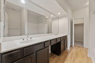 9813 Cypresswood Dr in Houston, TX - Building Photo - Building Photo