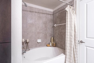 The Henry at New Forest in Houston, TX - Foto de edificio - Interior Photo