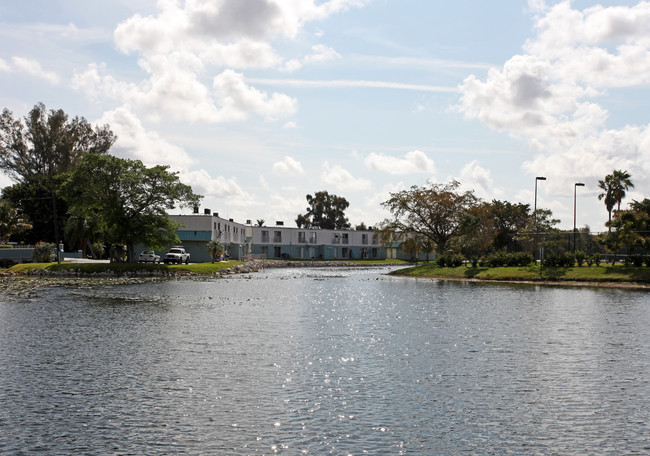 4100 NW 16th Ave in Fort Lauderdale, FL - Foto de edificio - Building Photo