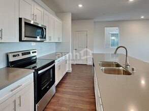 296 Yasmin Daylily Pl in Henderson, NV - Foto de edificio - Building Photo