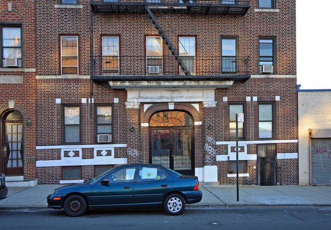 28-49 33rd St in Long Island City, NY - Foto de edificio - Building Photo