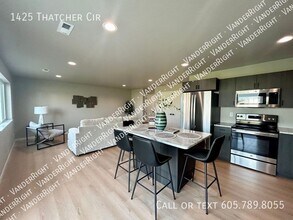 1425 Thatcher Cir in Harrisburg, SD - Building Photo - Building Photo