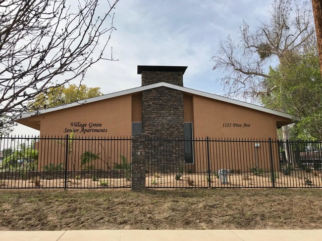 Village Green Apartments in Redlands, CA - Foto de edificio - Building Photo