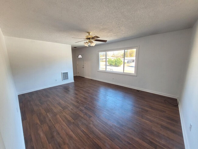 2201 Windcrest Dr in Florence, AL - Foto de edificio - Building Photo