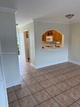 6707 N Kendall Dr in Pinecrest, FL - Building Photo - Building Photo