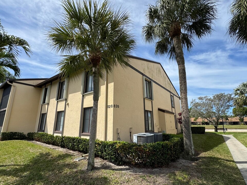 826 Sky Pine Way in Greenacres, FL - Building Photo