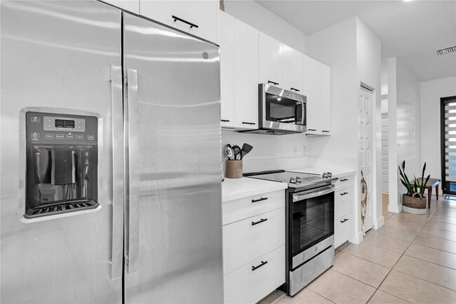 8175 NW 104th Ave in Doral, FL - Building Photo - Building Photo