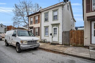 322 W Penn St in Carlisle, PA - Building Photo