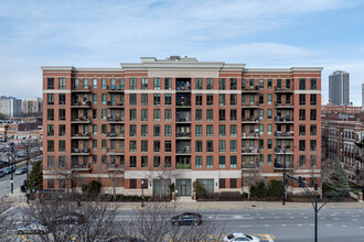 Old Town Village East Mid-Rise in Chicago, IL - Building Photo - Building Photo