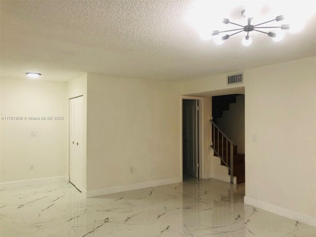17190 SW 94th Ave in Palmetto Bay, FL - Building Photo - Building Photo
