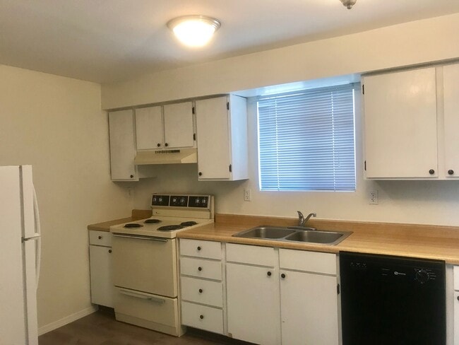 1225 Prescott St in Klamath Falls, OR - Building Photo - Building Photo