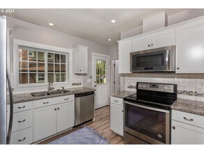 7034 NE Grand Ave in Portland, OR - Building Photo - Building Photo