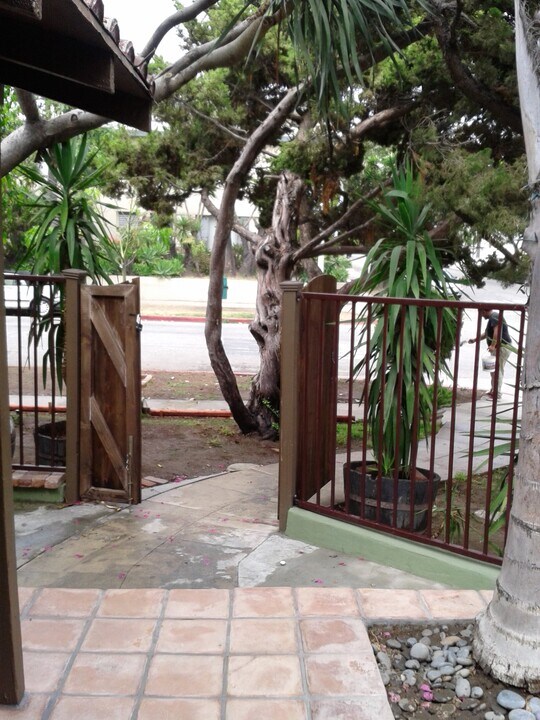 1121 N Curson Ave in West Hollywood, CA - Building Photo