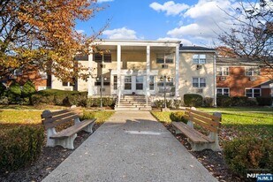 53 Regency in Ramsey, NJ - Building Photo