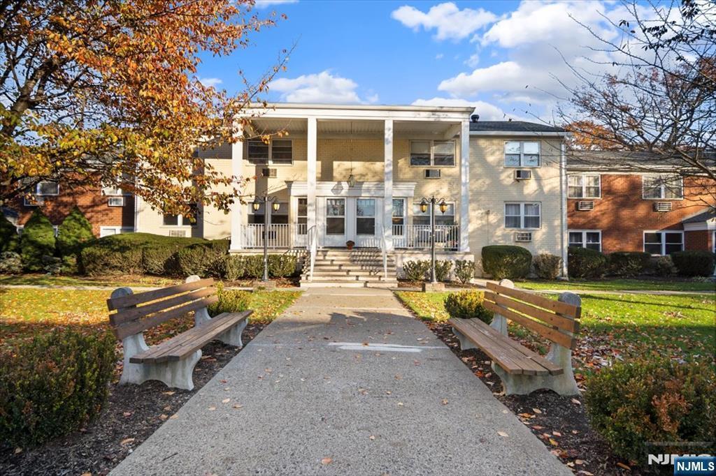 53 Regency in Ramsey, NJ - Building Photo