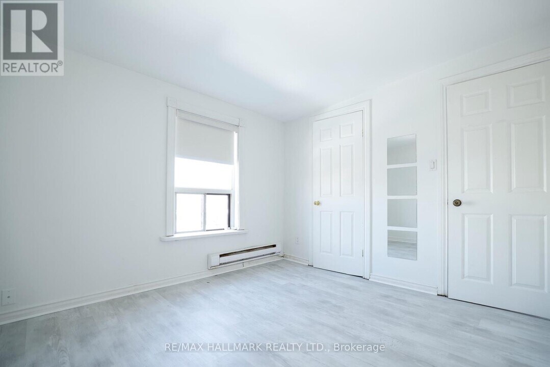 37-37 Holland St W in Bradford West Gwillimbury, ON - Building Photo