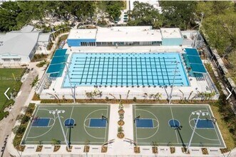 2115 SW 23rd St in Miami, FL - Foto de edificio - Building Photo
