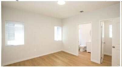 1004 W Clark Ave in Burbank, CA - Building Photo - Building Photo