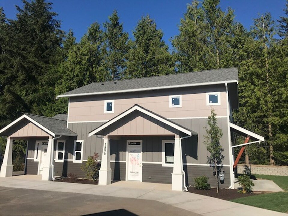 1896 Front St in Lynden, WA - Foto de edificio