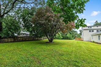 212 W Plain St in Wayland, MA - Foto de edificio - Building Photo