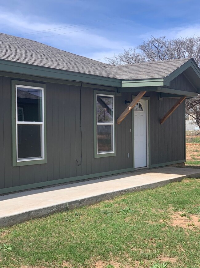 property at 2809 E 2nd St