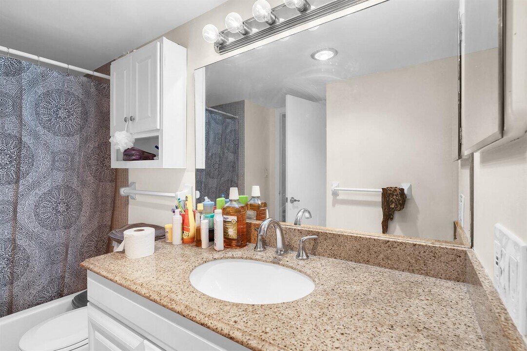 4174 Inverrary Dr in Lauderhill, FL - Building Photo