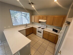 8439 Regal Hills Ct in Las Vegas, NV - Building Photo - Building Photo