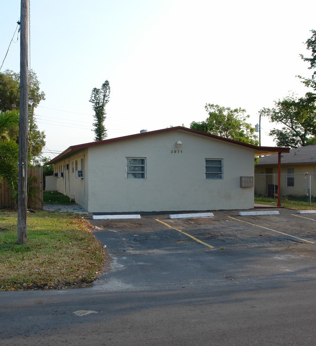 3971 SW 12th Pl in Fort Lauderdale, FL - Building Photo - Building Photo