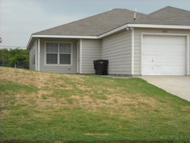 8104-8106 Marydean Ave in Fort Worth, TX - Foto de edificio - Building Photo
