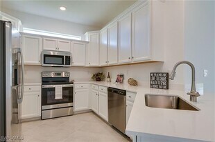 2620 Vine Ave in Naples, FL - Building Photo